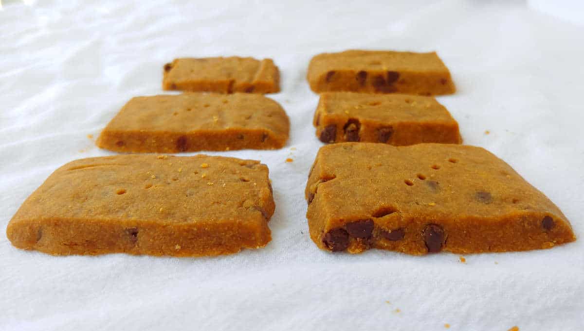 espresso chocolate chip shortbread, in rows