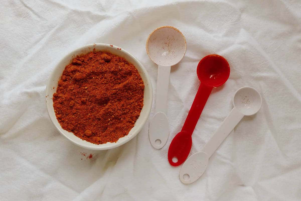 barbecue spice rub in a bowl, with measuring spoons