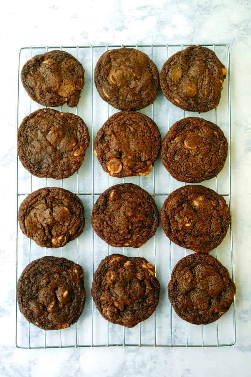 a dozen cookies on a cooling rack